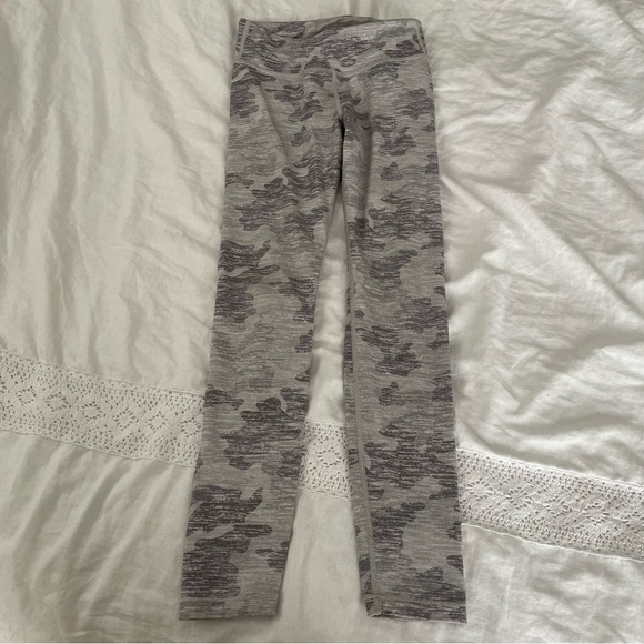 Athleta Girls LARGE 12 Printed Chit Chat Tight Pants gray grey camo leggings - Picture 1 of 6